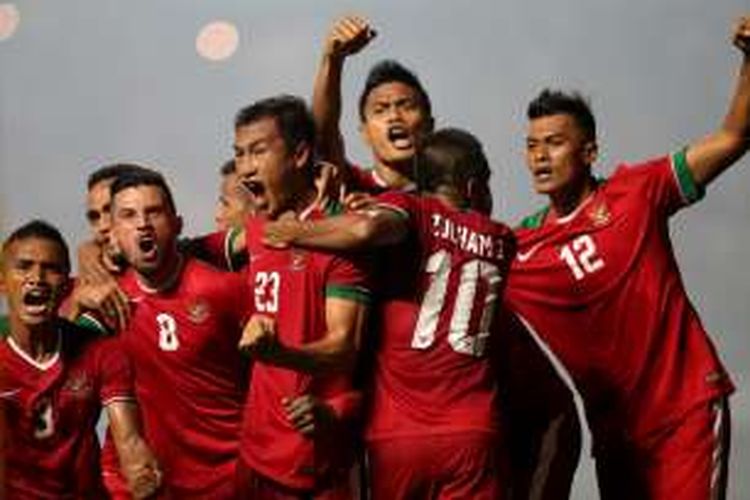 Para pemain tim nasional Indonesia merayakan keberhasilan mencetak gol ke gawang Thailand pada final pertama Piala AFF 2016, Rabu (14/12/2016). 