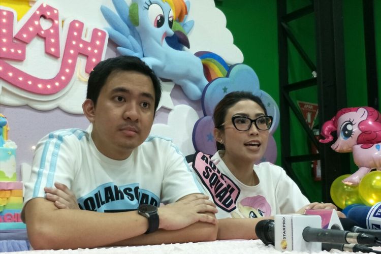 Ayu Dewi dan suaminya Regi Datau saat ditemui usai pesta ulang tahun putri mereka di kawasan Pondok Indah, Jakarta Selatan, Sabtu (17/3/2018).