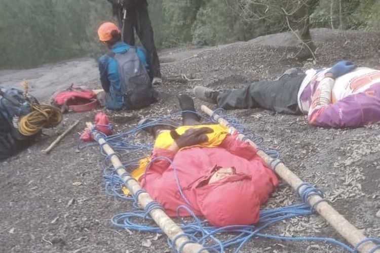 Jatuh ke Jurang Gunung Semeru, Evakuasi Pendaki Ilegal Terhambat Medan Ekstrem dan Erupsi