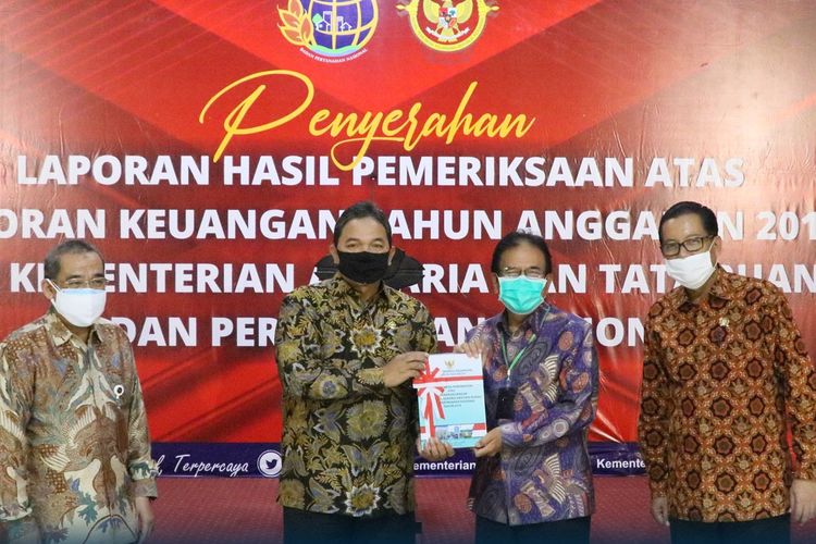 Menteri Agraria dan Tata Ruang/Badan Pertanahan Nasional (ATR/BPN) Sofyan A. Djalil meraih opini Wajar Tanpa Pengecualian (WTP) dari Anggota III BPK RI Achsanul Qosasih di Aula Kementerian ATR/BPN, Selasa (11/8/2020).