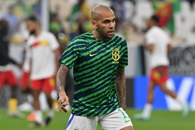 Bek timnas Brasil Dani Alves melakukan pemanasan menjelang pertandingan fase grup Piala Dunia 2022 kontra Kamerun di Stadion Lusail, Qatar, pada 2 Desember 2022. Terkini, Dani Alves sedang ditahan menyusul kasus pelecehan seksual yang dituduhkan kepadanya.