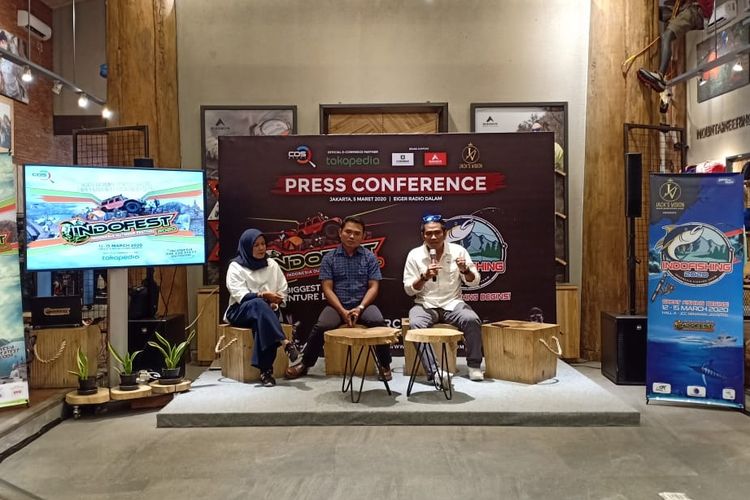 Eva Fitri Yeni, Disyon Toba, dan Agung Sakiro dalam acara press conference Indofest dan Indofishing 2020, Eiger Adventure Store Radio Dalam, Jakarta, Kamis (5/3/2020).