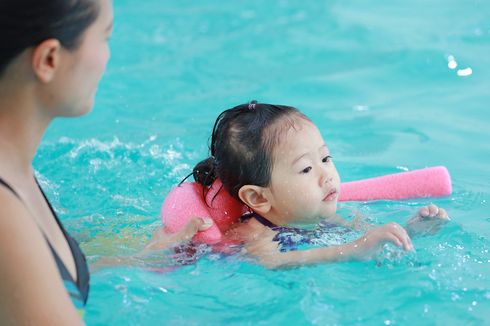 8 Cara Tepat Mengajarkan Anak Berenang