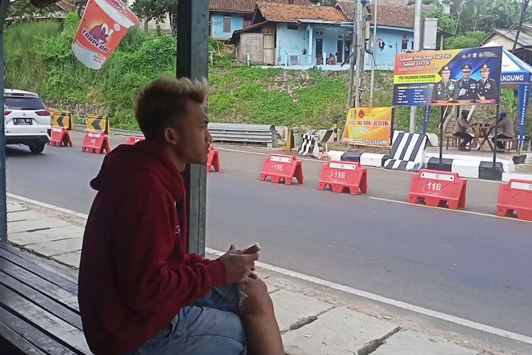 Ade Rohmat (35) mantan tukang ganjel Nagreg Kabupaten Bandung. Ade memilih jadi tukang ganjel lantaran terhimpit soal ekonomi