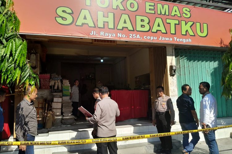 Polisi lakukan olah TKP terkait perampokan toko emas di Kecamatan Cepu, Kabupaten Blora, Jawa Tengah, Selasa (15/8/2023)