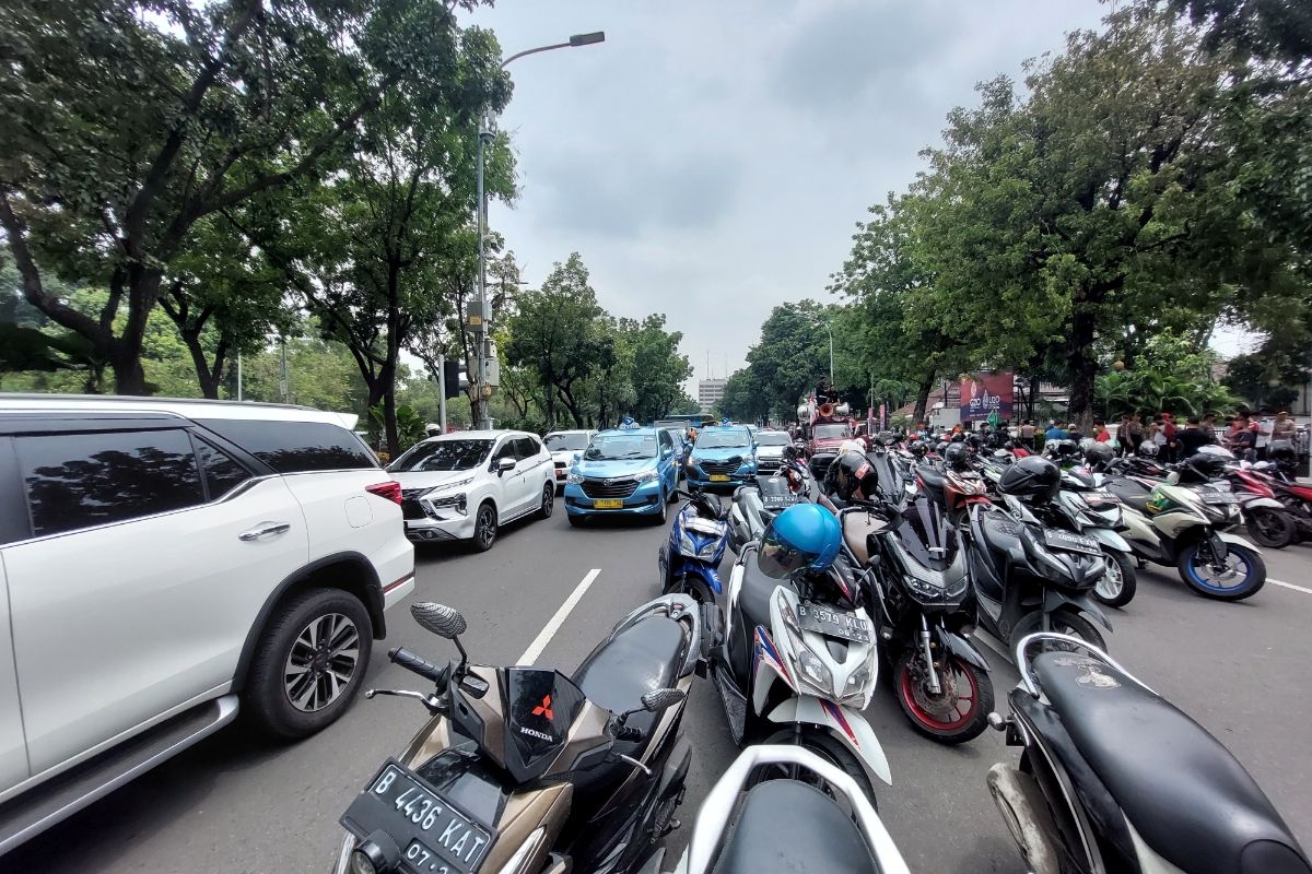 Suasana unsur buruh yang menggelar unjuk rasa di depan Gedung Balai Kota DKI Jakarta memakan lebih dari separuh Jalan Medan Merdeka Selatan, Jakarta Pusat, Jumat (2/12/2022) siang.