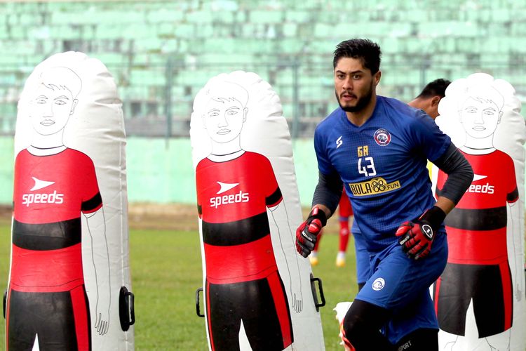 Kiper asing Adilson Maringa saat latihan rutin bersama Arema FC untuk persiapan Liga 1 2021 di Stadion Gajayana Malang, Jawa Timur, Kamis (24/06/2021) sore.