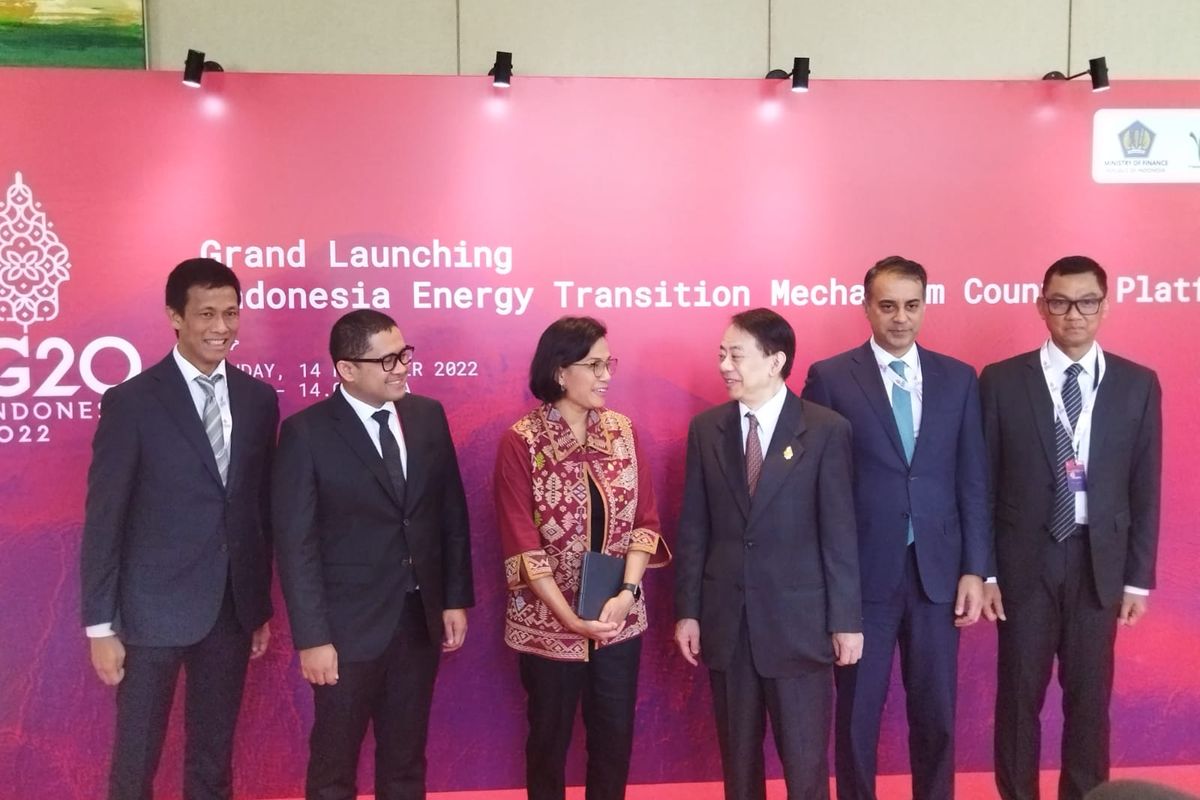 Menteri Keuangan Sri Mulyani Indrawati bersama Presiden Asian Development Bank Masatsugu Asakawa dan Direktur Utama PT PLN (Persero) Darmawan Prasodjo dalam peluncuran Energy Transition Mechanism (ETM) di Hotel Movenpick, Jimbaran, Bali, Senin (14/11/2022). Pemerintah akan mempensiunkan PLTU.