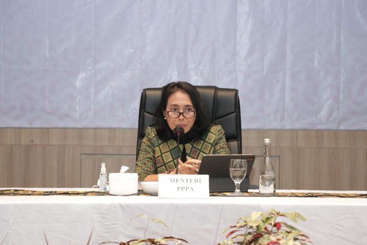 Menteri Pemberdayaan Perempuan dan Perlindungan Anak (PPPA) Bintang Puspayoga (tengah) menjelaskan Peringatan Hari Ibu (PHI) ke-94 di Bengkulu, Pulau Sumatera, Selasa (20/12/2022). 