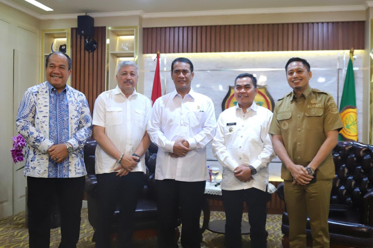 Menteri Pertanian (Mentan) Andi Amran Sulaiman melakukan audiensi bersama tiga bupati asal Sulawesi Selatan (Sulsel),&nbsp;Selasa (9/9/2025),&nbsp;