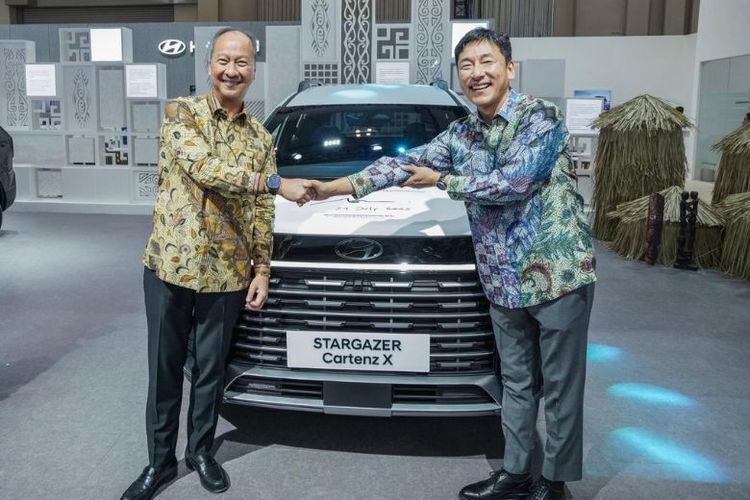 Dari kiri ke kanan: Menteri Perindustrian Agus Gumiwang Kartasasmita bersama President Director Hyundai Motors Indonesia Ju Hun Lee dalam kunjungannya ke booth Hyundai pada GIIAS 2025.