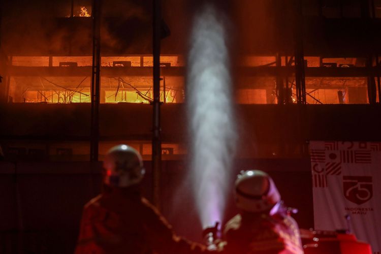 Kebakaran di Gedung Kejaksaan Agung, Jalan Sultan Hasanudin Dalam, Kecamatan Kebayoran Baru, Jakarta Selatan, Sabtu (22/8/2020) malam. Hingga saat ini, 31 unit pemadam kebakaran dan 135 personel diterjunkan untuk memadamkan api.