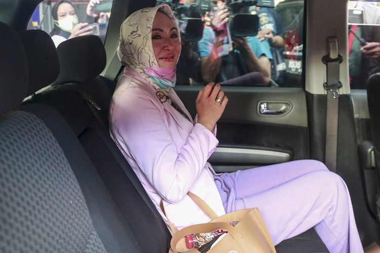 Mantan anggota DPR Angelina Sondakh duduk di dalam mobil usai keluar dari Lapas Perempuan Kelas IIA Pondok Bambu, Jakarta Timur, Kamis (3/3/2022). Direktorat Jenderal Pemasyarakatan (Ditjen PAS) Kemenkumham menyatakan Angelina Sondakh menjalani program cuti menjelang bebas (CMB), dan akan bebas murni pada 27 April 2022 mendatang setelah menjalani masa tahanan selama 10 tahun dalam kasus korupsi proyek Wisma Atlet Palembang. ANTARA FOTO/Iwan Fahad/mrh/wsj.