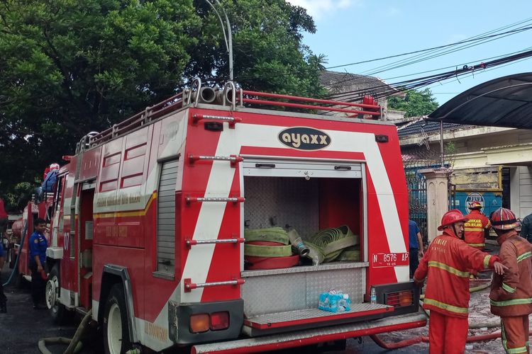 Petugas pemadam kebakaran melakukan pemadaman gudang penyimpanan bahan-bahan pembuatan springbed di Jalan Esberg, Kota Malang, Jawa Timur terbakar pada Kamis (8/6/2023).