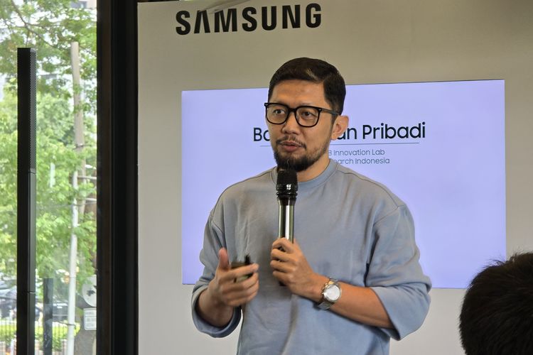 Head of B2B Innovation Lab Samsung Research Indonesia, Banu Afwan Pribadi menjelaskan fitur dan cara kerja Samsung Knox Vault yang ada di Samsung Galaxy A55 dan A35 5G dalam acara yang berlangsung di Jakarta Pusat, Senin (11/3/2024)