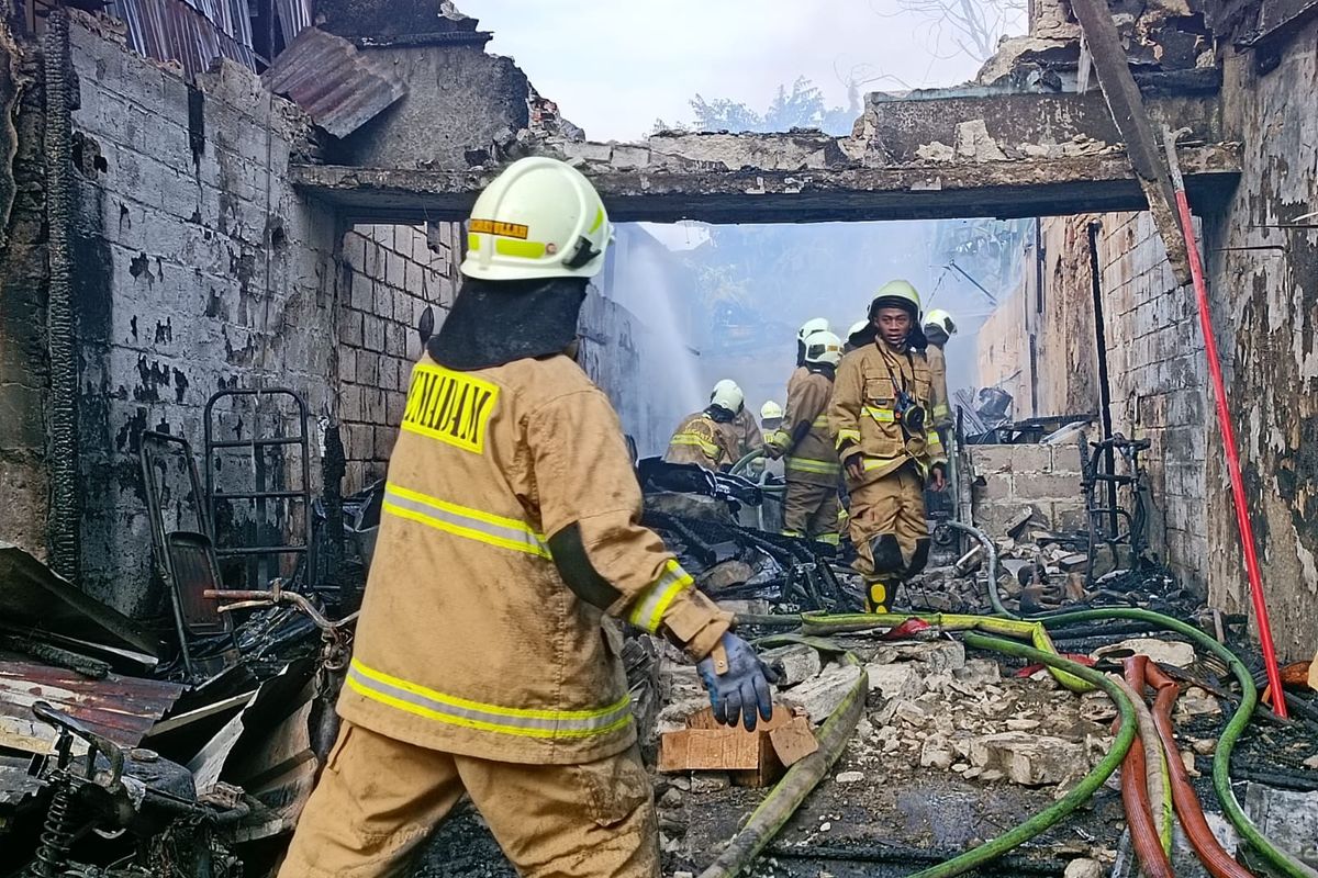 Sebuah bengkel di Jalan Raya Bekasi Timur, Jatinegara, Cakung, Jakarta Timur, ludes terbakar pada Kamis (22/6/2023) pukul 14.19 WIB.