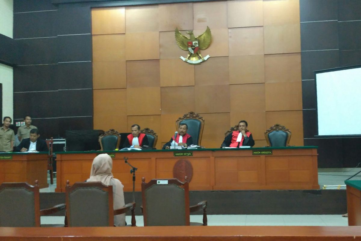 Saksi Fitriani memberikan kesaksiaan pada sidang pemeriksaan saksi kasus perampokan Pulomas di Pengadilan Negeri Jakarta Timur, Kamis (6/7/2017)