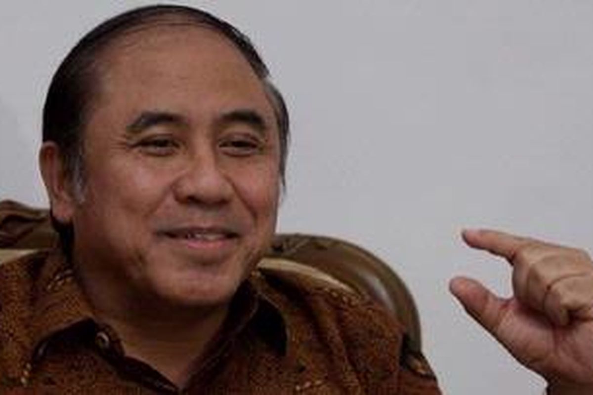 Wakil Gubernur DKI Jakarta, Prijanto saat jumpa pers tentang pernyataan kemunduran dirinya dari jabatan Wakil Gubernur, di kediamaanya kawasan Mega Kuningan, Jakarta, Minggu (25/12/2011). Ia menyatakan mundur dari jabatan sebelum usai masa baktinya yang akan berakhir pada Oktober 2012 dan telah menyerahkan surat pengunduran dirinya sebagai Wakil Gubernur DKI kepada Menteri Dalam Negeri pada 23 Desember 2011. KOMPAS IMAGES/BANAR FIL ARDHI