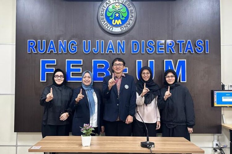 Kisah 1 Keluarga Tempuh Studi S3 Ilmu Manajemen Bersamaan di UM