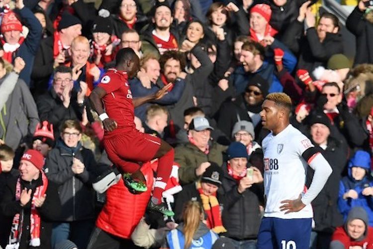 Gaya Sadio Mane merayakan gol pada laga Liverpool vs Bournemouth di Stadion Anfield dalam lanjutan Liga Inggris, 9 Februari 2019. 