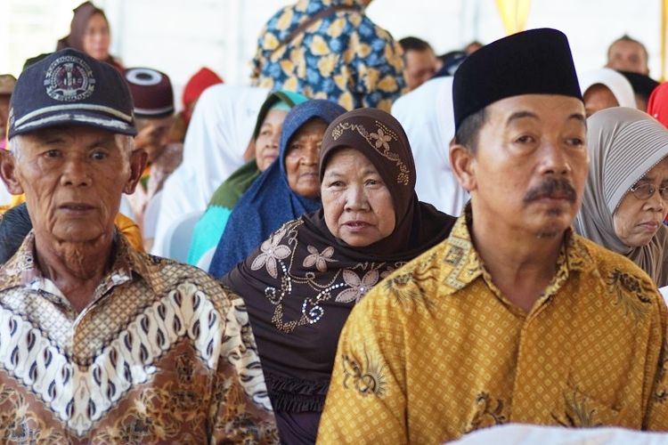 Samini (65), warga Desa Biwak, Kabupaten Semarang saat menghadiri acara pemberian bantuan 1.000 duafa dan 200 anak yatim oleh PT Industri Jamu dan Farmasi Sido Muncul, Jumat (24/5/2019).