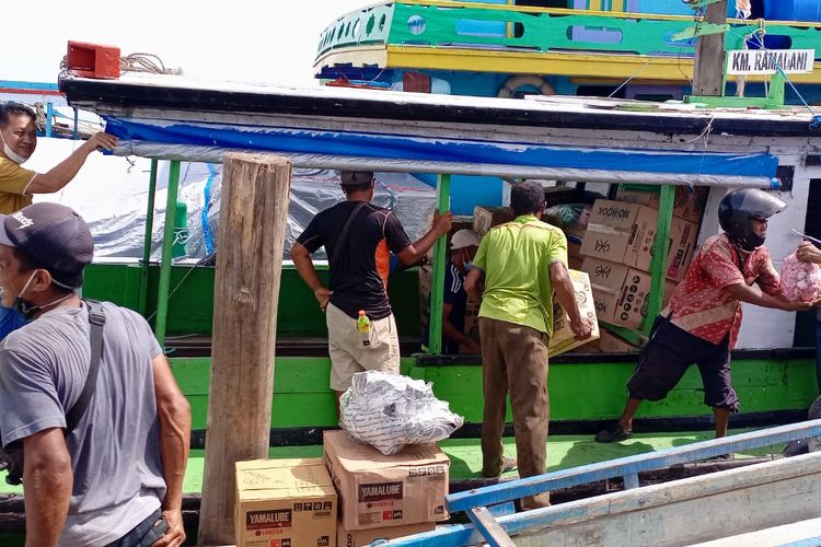 Aktifitas bongkar muat kebutuhan pokok di dermaga tradisional.Inhutani Nunukan Kaltara. Barang tersebut diangkut ke daerah pelosok atau disebut wilayah tiga