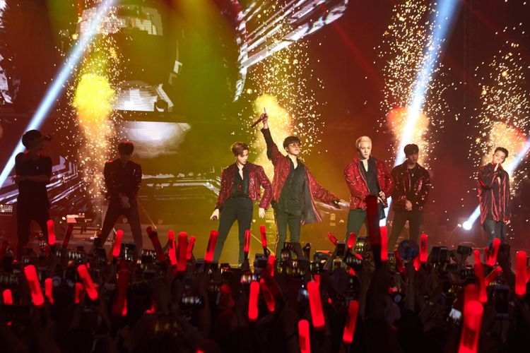 Penampilan iKON dalam konser Continue Tour di Tennis Indoor Senayan, Jakarta, Minggu (18/11/2018) malam.