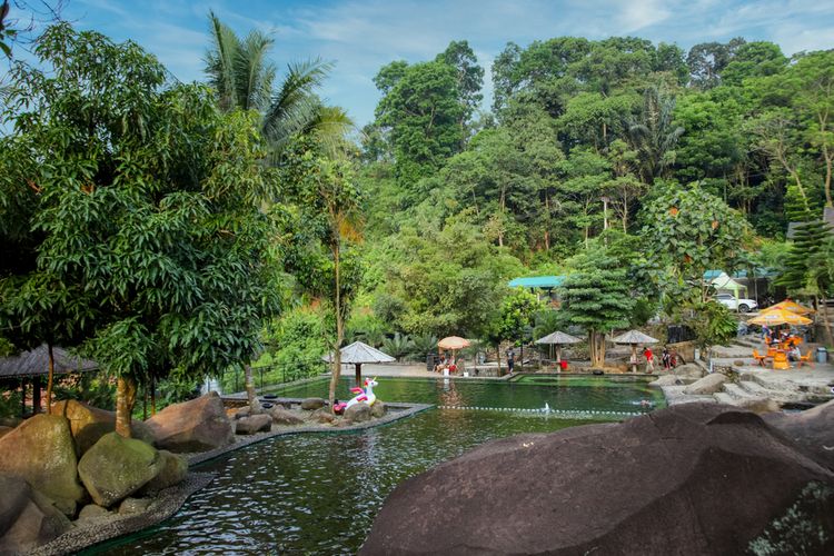 Taman Batu Purwakarta, salah satu destinasi wisata di Purwakarta yang dapat dikunjungi.