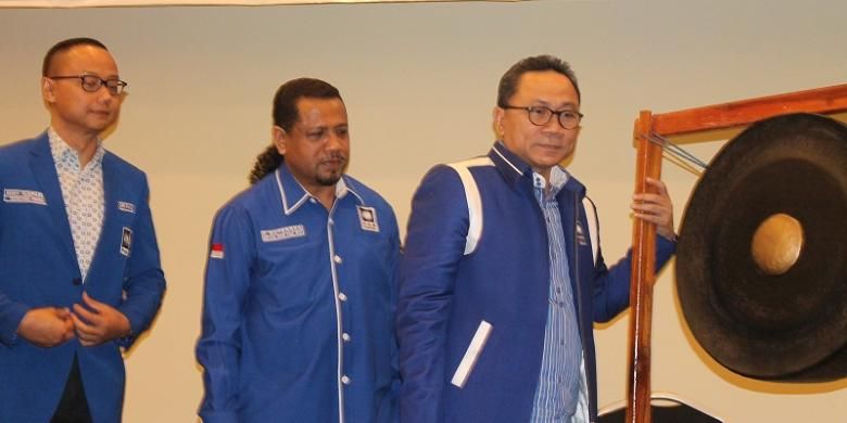 Ketua Umum DPP PAN Zulkifli Hasan (Kanan) Eurico Guterres (Tengah) saat membuka kegiatan musyawarah wilayah IV DPW PAN Nusa Tenggara Timur (NTT) di Hotel Neo Aston, Kota Kupang, NTT, Jumat (12/6/2015) malam.