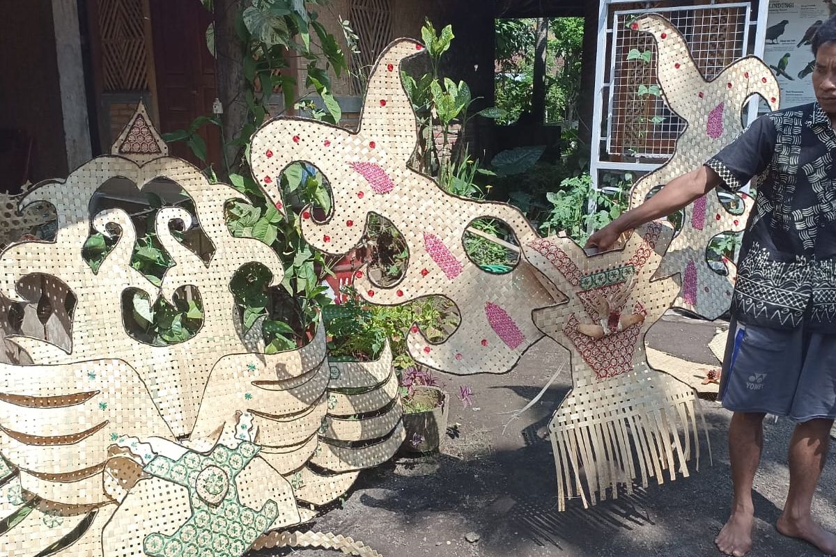 Warga Papring menunjukkan kostum yang ia buat dari anyaman bambu untuk karnaval kemerdekaan.