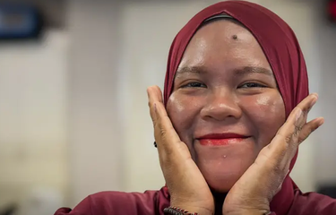 Nur kembali tersenyum setelah mengalami tahun-tahun terberat dalam hidupnya.