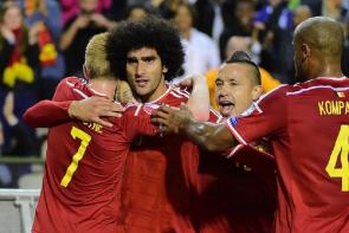 Kevin De Bruyne (kiri) merayakan gol bersama Marouane Fellaini saat Belgia menghadapi Bosnia-Herzegovina, Kamis (3/9/2015). 