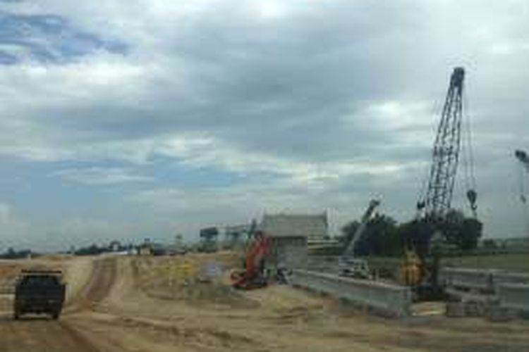 Pembangunan ruas jalan tol Medan-Kualanamu. Gambar diambil Senin (29/2/2016).