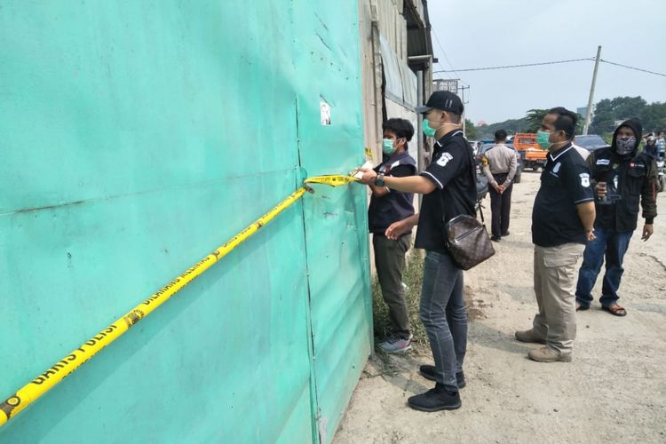 Sebuah gudang rongsok di Dusun Ciherang, Desa Wadas, Kecamatan Telukjambe Timur, Kabupaten Karawang disegel lantaran menampung limbah B3 cair. Limbah tersebut, kemudian dibuang di Das Kalimalang dan menimbulkan bau menyengat.

 