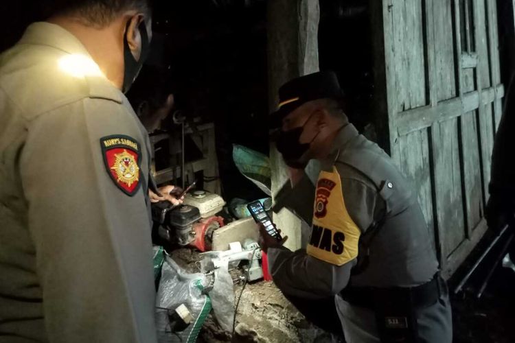 Polisi mengolah tempat kejadian orang meninggal dunia akibat kesetrum listrik di Pedukuhan Pereng, Kalurahan Ngentakrejo, Kapanewon Lendah, Kabupaten Kulon Progo, Daerah Istimewa Yogyakarta pada Kamis (12/1/2023).