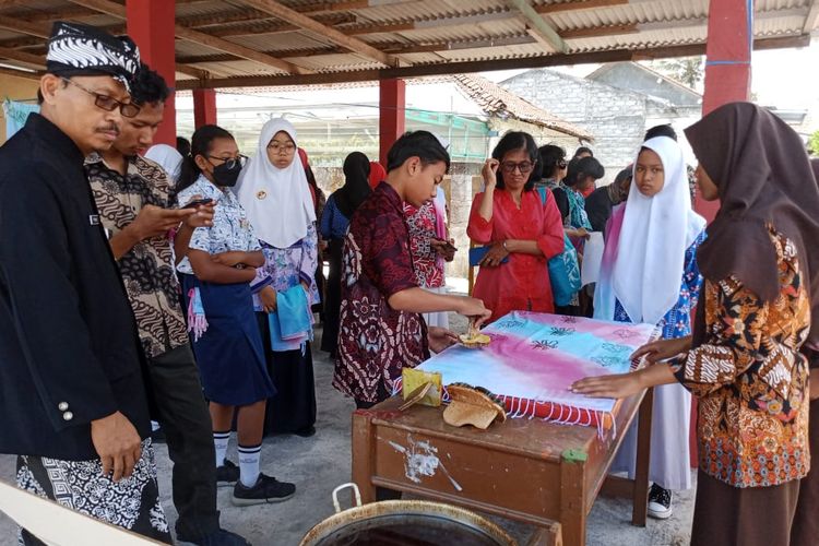 Siswa dan guru SMP di Kabupaten Semarang mengikuti pelatihan membuat batik Patron Ambarawa