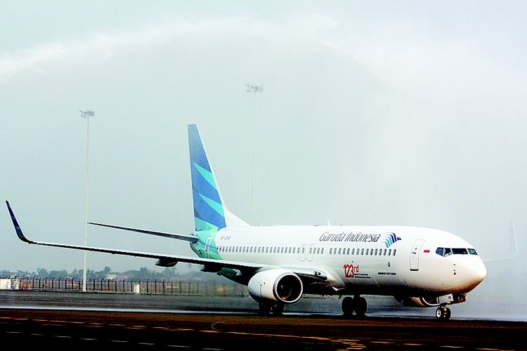 TANGERANG, 20/10 - PESAWAT BARU GARUDA. Pesawat terbaru Garuda Indonesia Boing 737 - 800 NG series ke- 123 tiba dari Seattle Amerika Serikat di Bandara Soekarno - Hatta, Tangerang, Banten, Kamis (20/10). Pesawat untuk tujuan domestik dan regional itu dilengkapi dengan teknologi Boing Sky Interior pada pencahayaan di kabin serta menggunakan kain bercorak batik pada bangku dan bambu pada setiap partisi di pesawat. 

Antara/Muhammad Deffa
20-10-2011 