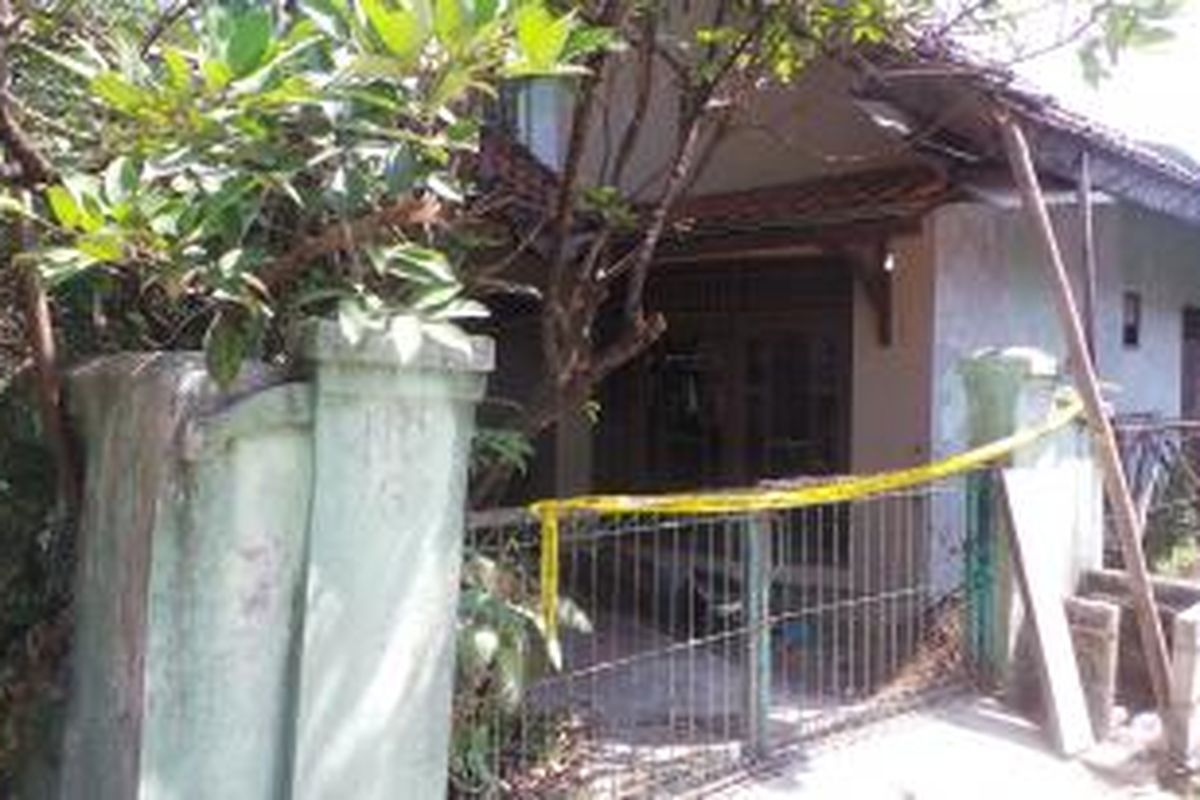 Nurbaeti (44), seorang wartawati sebuah media ditemukan terbujur kaku di rumahnya yang berlokasi di Perumahan Gaperi, RT 01 RW 09, Blok NC 6, Bojong Gede, Kabupaten Bogor, Jawa Barat. Minggu (19/7/2015).