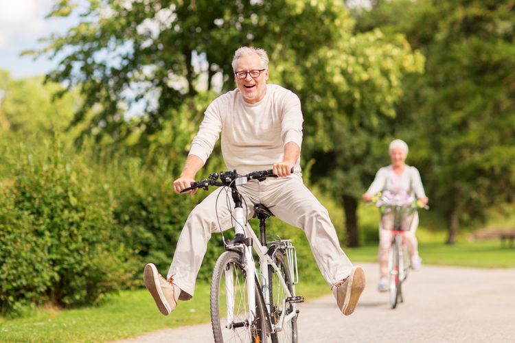 Ilustrasi lansia yang sedang bersepeda sebagai salah satu cara untuk menjaga kesehatan jantung. 