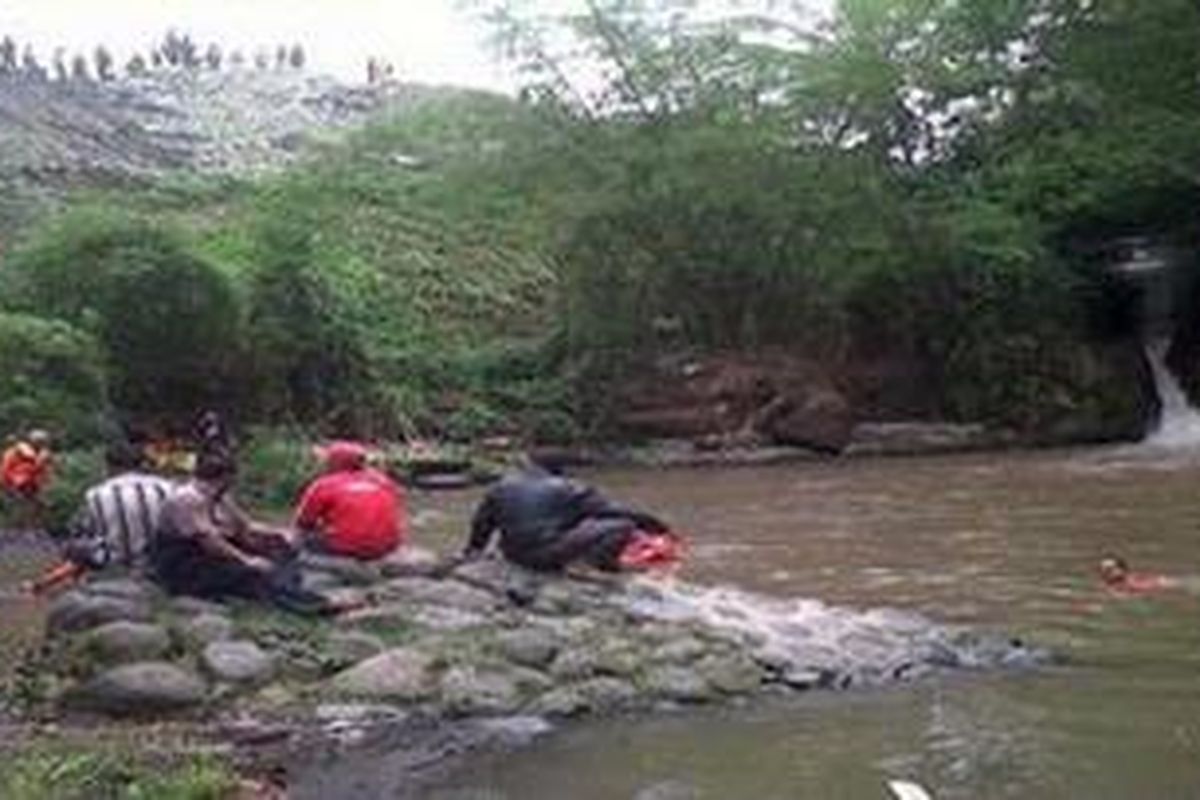 Saat Tim SAR gabungan melakukan pencarian dua santri yang hilang saat mandi, di sungai Brantas, Kabupaten Malang, Jawa Timur, Senin (19/11/2012).