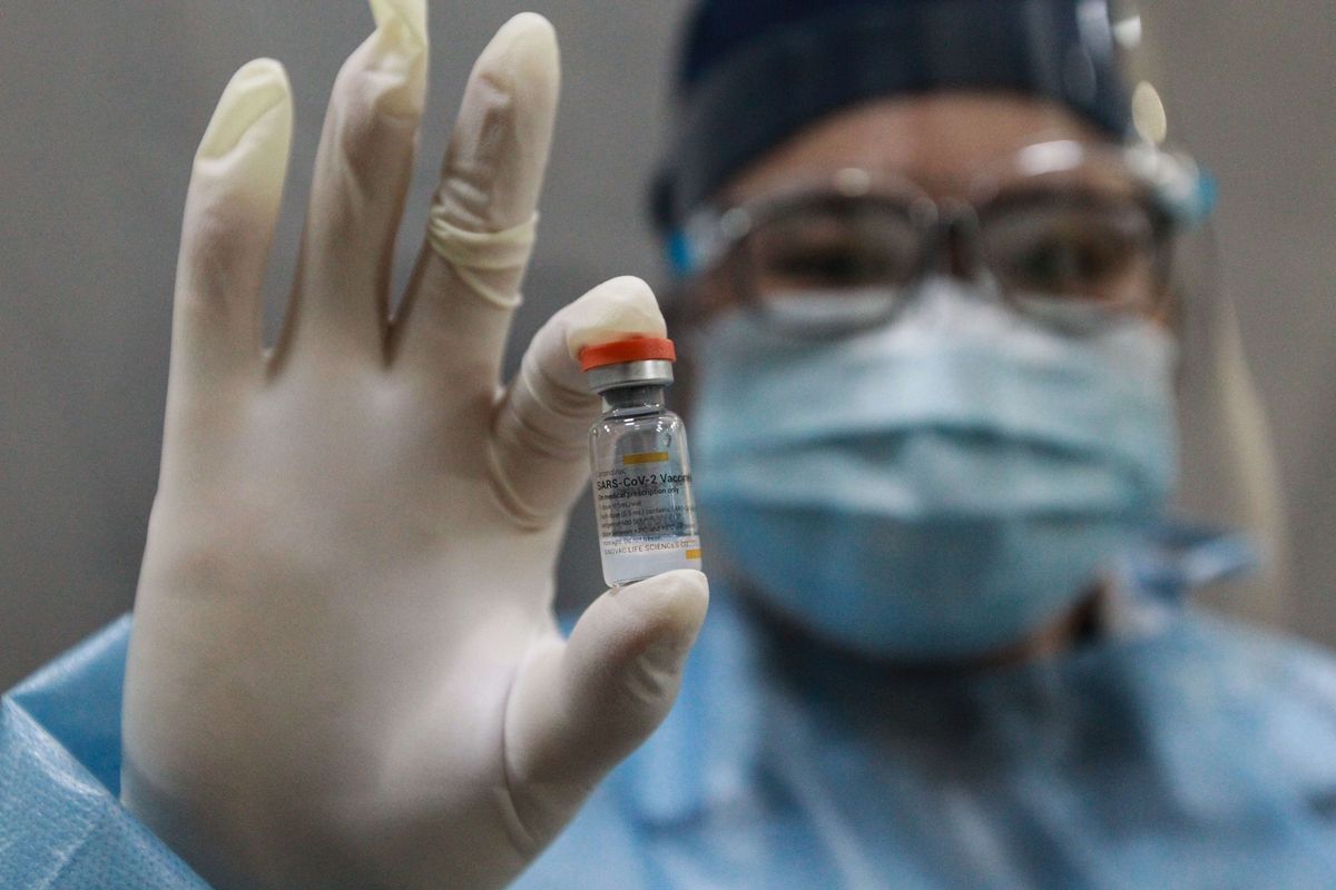 Tenaga kesehatan menunjukkan vaksin Sinovac Covid-19 saat pelaksanaan vaksin untuk tenaga medis di RS Siloam Kebon Jeruk, Jakarta, Kamis (14/1/20210). Vaksinasi tahap awal akan menargetkan 1,48 juta tenaga kesehatan yang dijadwalkan berlangsung dari Januari hingga Februari 2021.