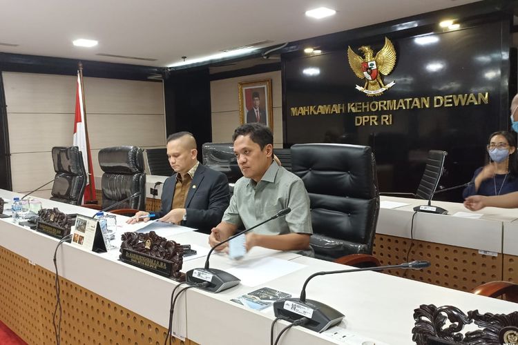 Majelis Kehormatan Dewan (MKD) DPR RI membacakan putusan atas laporan Aktivis 98 Joko Priyoski terhadap Puan Maharani yang merayakan ulang tahun saat massa berdemo menolak kenaikan BBM di depan Gedung Parlemen. Putusan dibacakan pada Selasa (13/9/2022). 