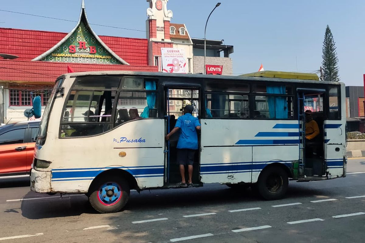 Bus PO Pusaka melintas di Bogor