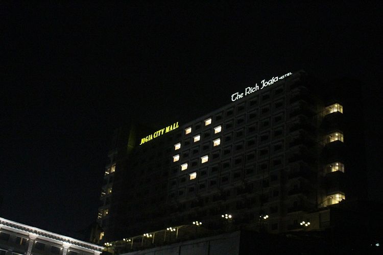 Salah satu hotel yang turut berpartisipasi dalam menyalakan lampu membentuk tanda hati untuk From Jogja With Love.