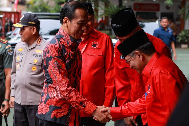 Presiden RI Joko Widodo berjabat tangan dengan politisi senior PDI-P Pramono Anung saat menghadiri Rapat Kerja Nasional (Rakernas) PDI-P di sekolah partai DPP PDI-P, Lenteng Agung, Jakarta Selatan, Selasa (6/8/2023).