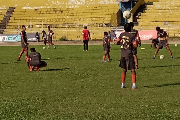 Pemain Semen Padang menggelar latihan di Stadion H.  Agus Salim Padang