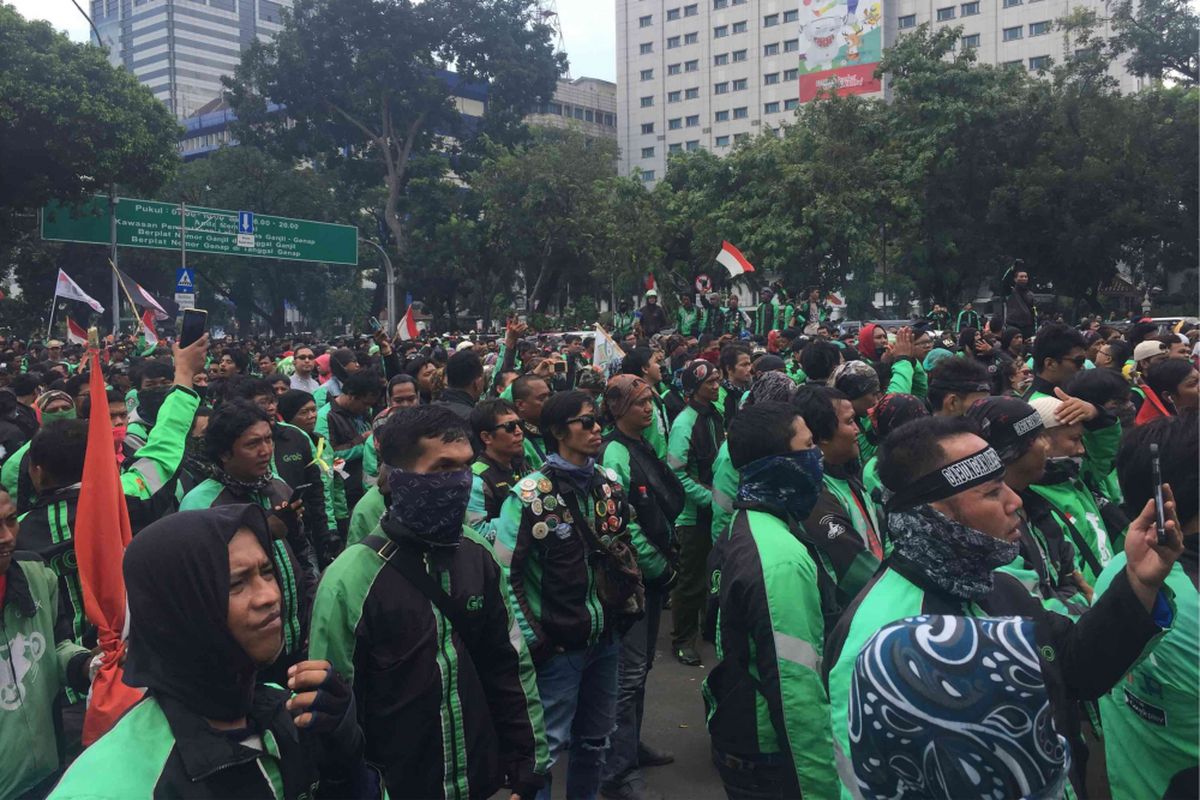 Massa pengemudi ojek online berunjuk rasa di depan Istana Negara, Jalan Medan Merdeka Barat, Jakarta Pusat. Para pengemudi menuntut agar tarif dirasionalkan, Selasa (27/3/2018).