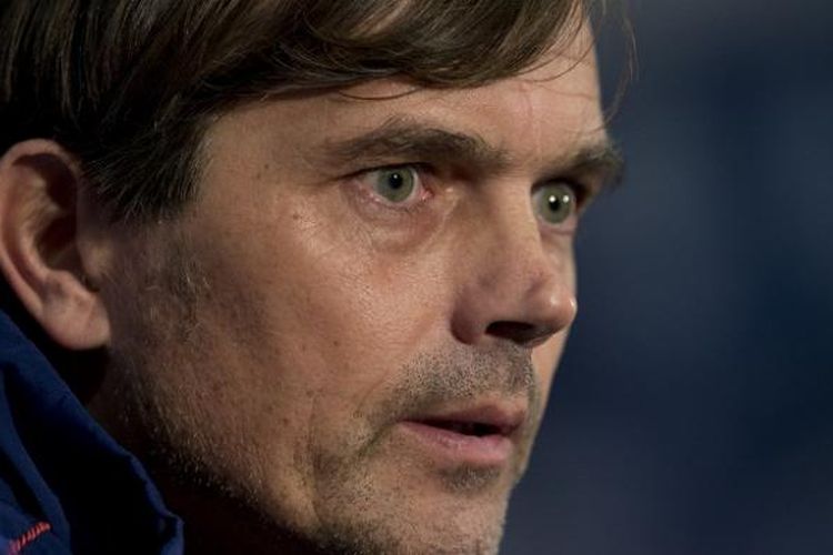 Pelatih PSV Eindhoven, Phillip Cocu, menjalani sesi konferensi pers di Stadion Old Trafford, Selasa (24/11/2015) waktu setempat.