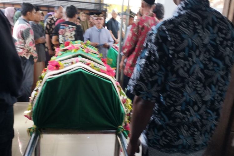 Jenazah kedua kakak beradik yang menjadi korban mobil tercebur ke sungai di Tuban disemayamkan di rumah duka dan akan dimakamkan berdampingan di makam Dusun Talok, Desa Sidokumpul, Kecamatan Bangilan, Tuban.