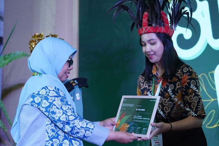 Siswa SMAN 9 Manado Olah Limbah Tulang Ayam Jadi Peredam Suara